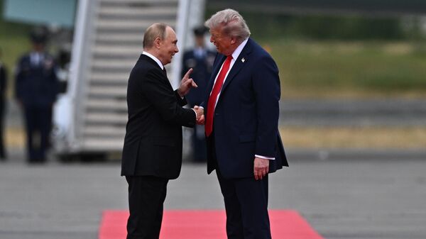 Президент РФ Владимир Путин и президент США Дональд Трамп во время встречи на военной базе Эльмендорф-Ричардсон на Аляске - Sputnik Грузия