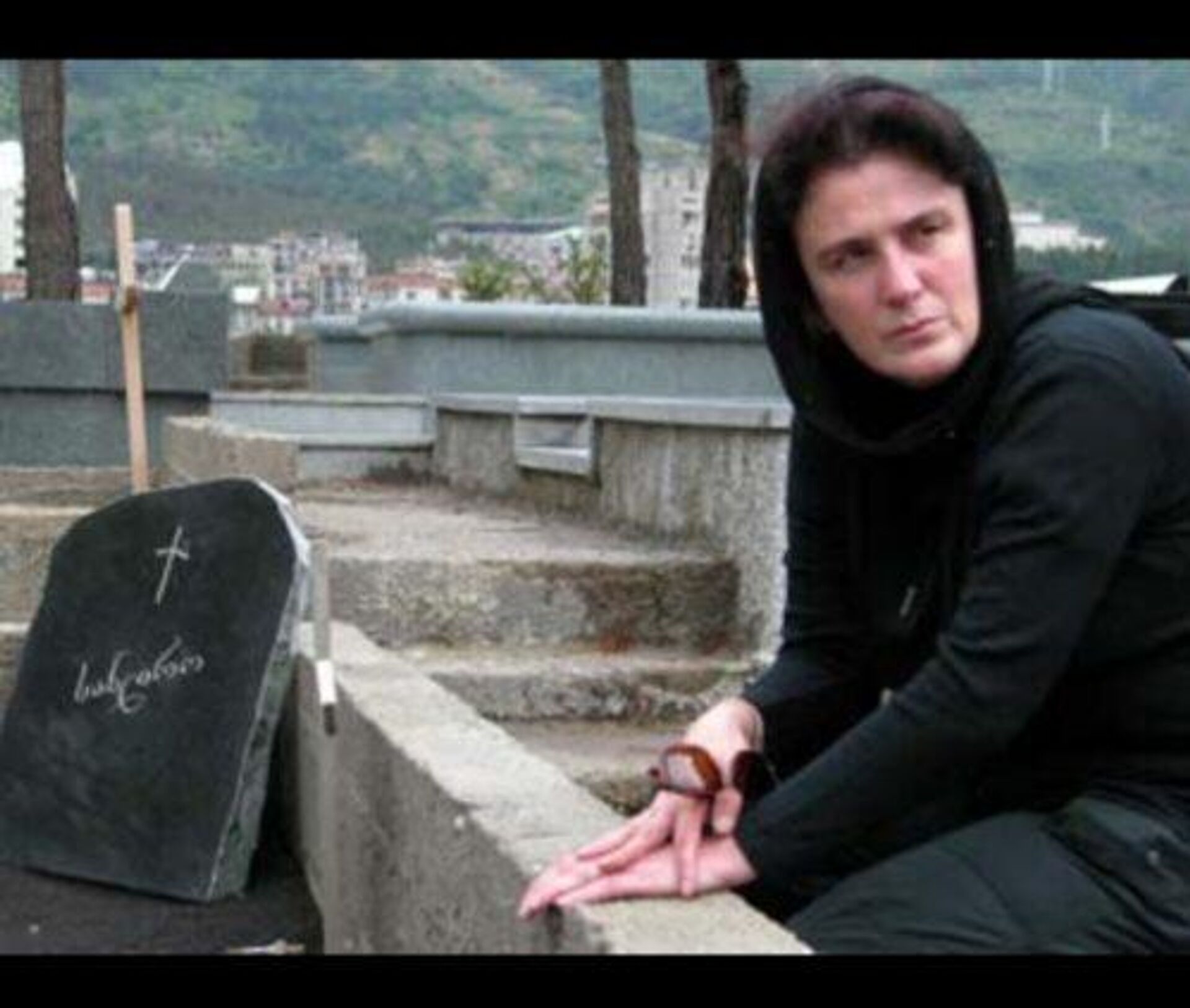 Мать убитого Сандро Гиргвлиани Ирина Энукидзе на могиле сына - Sputnik Грузия, 1920, 11.02.2026