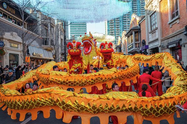 Народные артисты исполняют танец дракона. - Sputnik Грузия