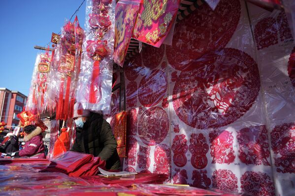 Новогодние украшения развешены на уличном рынке в Тяньцзине. - Sputnik Грузия