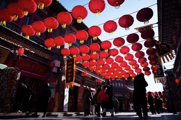 ტიანძინში, ჩინური ახალი წლის წინ ქუჩები წითელი ფარნებით ირთვება. - Sputnik საქართველო