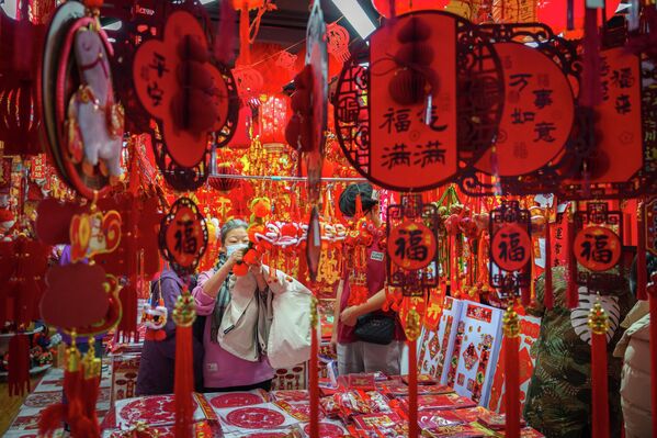 მოქალაქეები პეკინის ბაზრობაზე საშობაო დეკორაციებს ათვალიერებენ. - Sputnik საქართველო