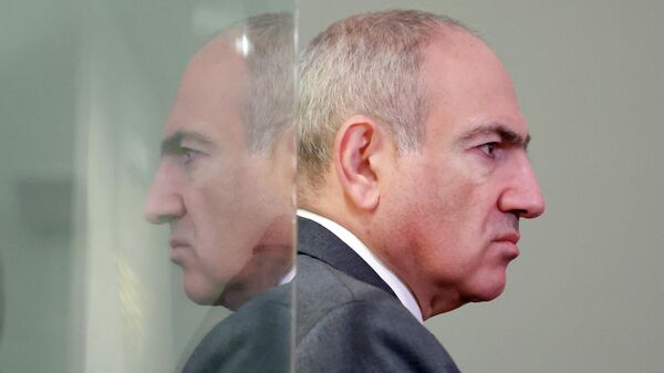  Премьер-министр Армении Никол Пашинян во время экскурсии в Государственном Эрмитаже в рамках неформального саммита СНГ в Санкт-Петербурге - Sputnik Грузия