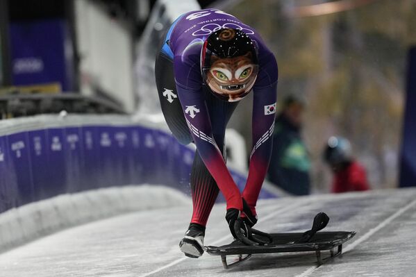 Южнокорейская спортсменка Хон Суджун начинает тренировку по скелетону среди женщин на зимних Олимпийских играх 2026 года, Италия. - Sputnik Грузия