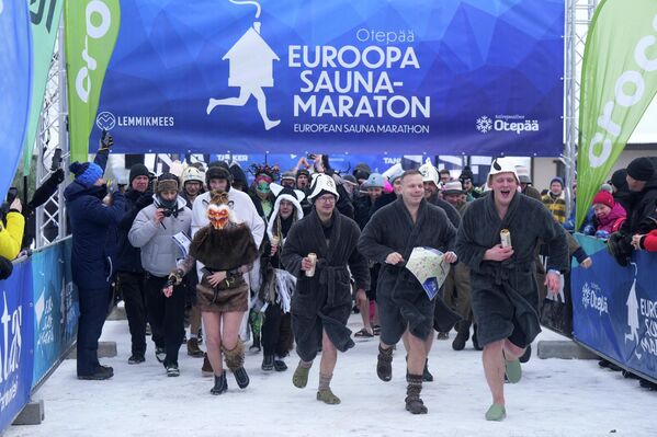 Люди бегут во время Европейского саунного марафона в Эстонии. - Sputnik Грузия