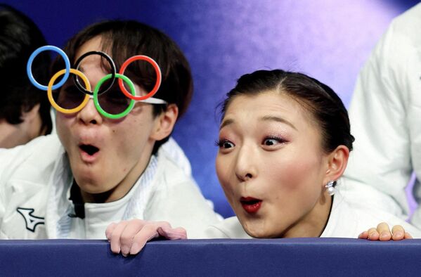 Каори Сакамото из Японии реагирует вместе со своей командой после выступления в произвольной программе женского одиночного катания, Италия - Sputnik Грузия