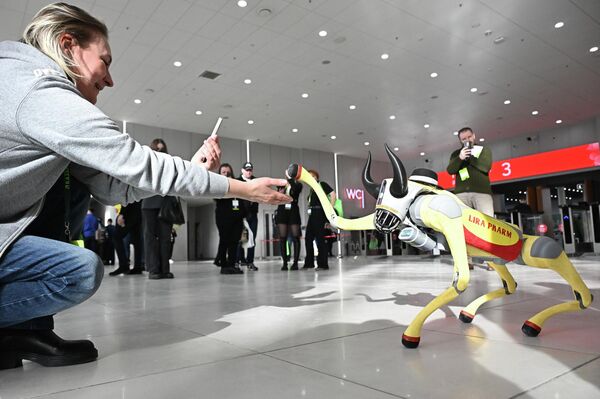 Собака-робот на сельскохозяйственной выставке Казань Агро, Россия  - Sputnik Грузия