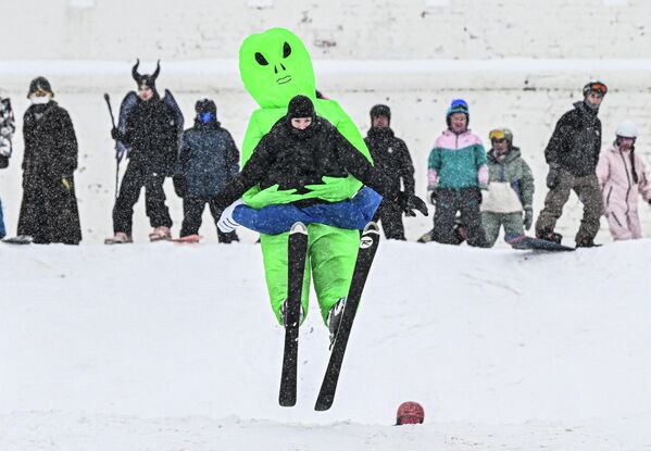 სამთოსათხილამურო ფესტივალის „ციცაბო დაღმართი. კრემლი“ მონაწილე ყაზანის კრემლის კედელთან  არსებულ ტრასაზე. - Sputnik საქართველო