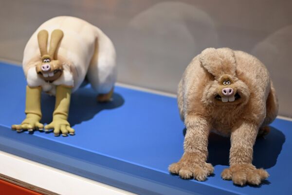 ლონდონში ვიქტორიასა და ალბერტის ახალგაზრდობის მუზეუმში გამოფენა „Aardman-ის შიგნით: უოლესი, გრომიტი და მეგობრების“  დროს ფოტოსესიის საერთო ხედი. - Sputnik საქართველო