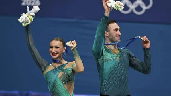 Фигуристы Анастасия Метелкина и Лука Берулава завоевали серебро на проходящих в Милане и Кортине зимних Олимпийских играх 2026 - Sputnik Грузия