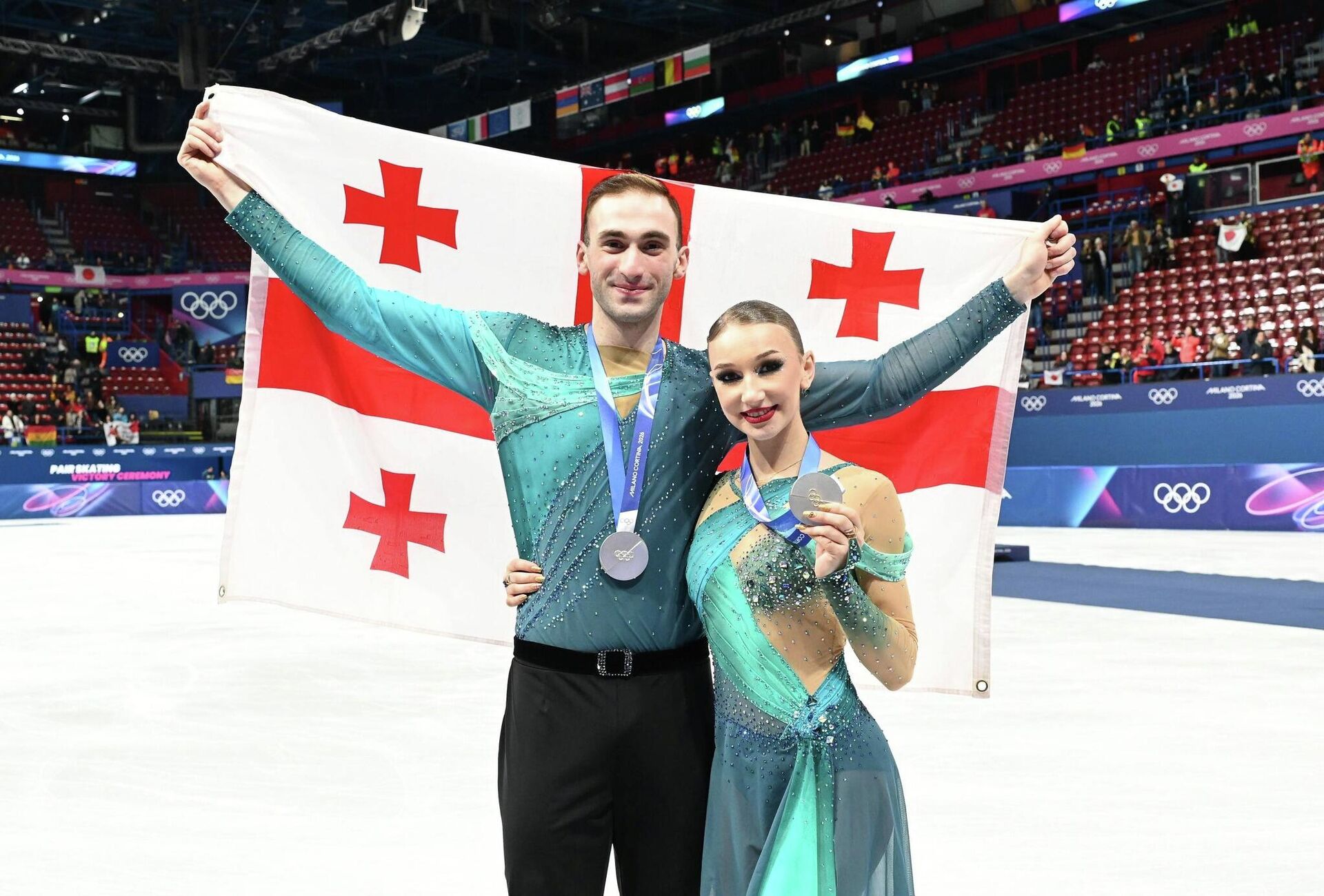Фигуристы Анастасия Метелкина и Лука Берулава завоевали серебро на проходящих в Милане и Кортине зимних Олимпийских играх 2026 - Sputnik Грузия, 1920, 17.02.2026