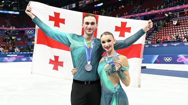 Фигуристы Анастасия Метелкина и Лука Берулава завоевали серебро на проходящих в Милане и Кортине зимних Олимпийских играх 2026 - Sputnik Грузия
