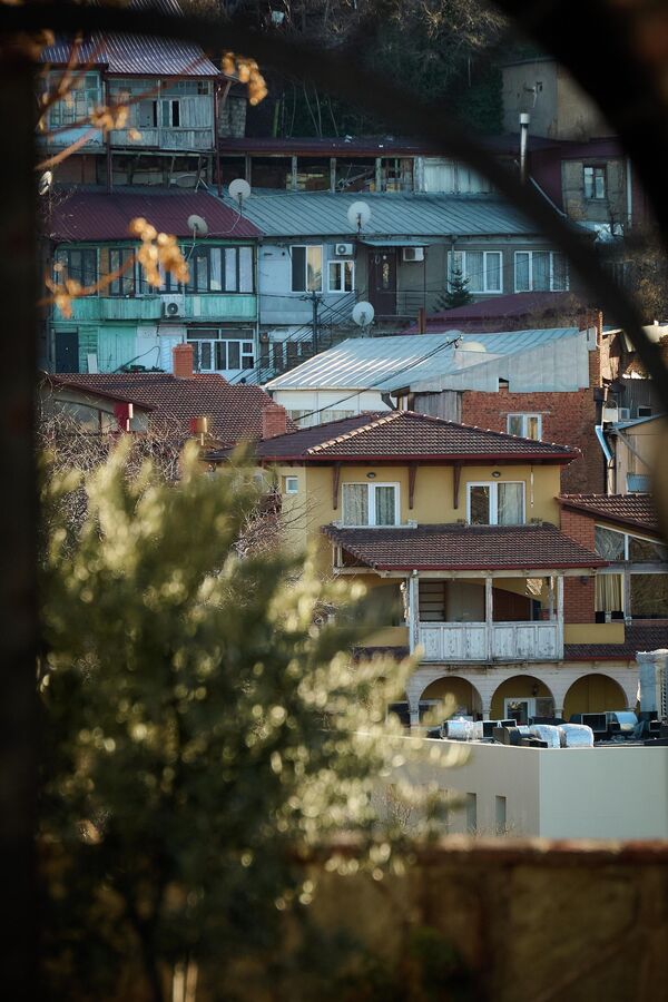 В лучах солнца город стал выглядеть совсем иначе, чем в пасмурные дни.  - Sputnik Грузия