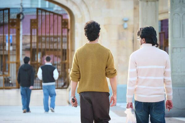 Жители и гости столицы ходили по улицам даже в майках и легкой одежде.  - Sputnik Грузия
