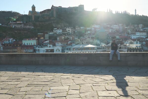 Многие фотографировались на фоне города в лучах солнца.  - Sputnik Грузия