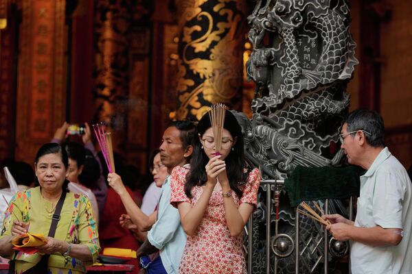 Китайцы молятся в храме во время празднования Нового года по лунному календарю в китайском квартале Янгона, Мьянма. - Sputnik Грузия