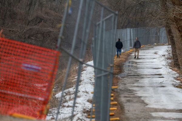 об опасности контактов с водой предупреждают знаки, само место аварии огорожено забором. - Sputnik Грузия