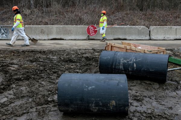 В месте разлива ведутся работы по очистке, а чтобы предотвратить дальнейшее загрязнение внизу по течению сделали заграждение из мешков с песком. На месте заметно ощущается неприятных запах. - Sputnik Грузия