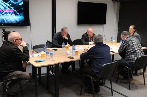 ორგანიზატორებმა შექმნეს სივრცე ცოცხალი დიალოგისთვის, სადაც ექსპერტებმა და მონაწილეებმა  მოსაზრებები გაცვალეს. - Sputnik საქართველო