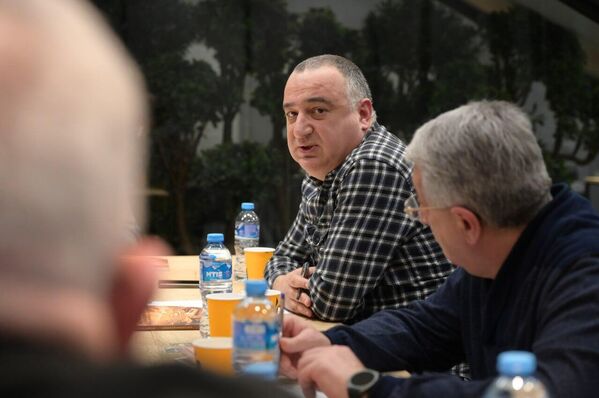 ექსპერტებმა აღნიშნეს, რომ  მსგავსი შეხვედრები მნიშვნელოვანია ხელისუფლებასა და საზოგადოებას შორის ღია დიალოგისთვის. - Sputnik საქართველო