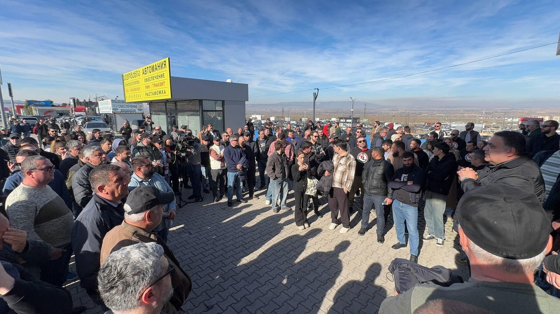 Акция протеста автоимпортеров у Руставского авторынка Акция протеста автоимпортеров у Руставского авторынка - Sputnik Грузия, 1920, 21.02.2026