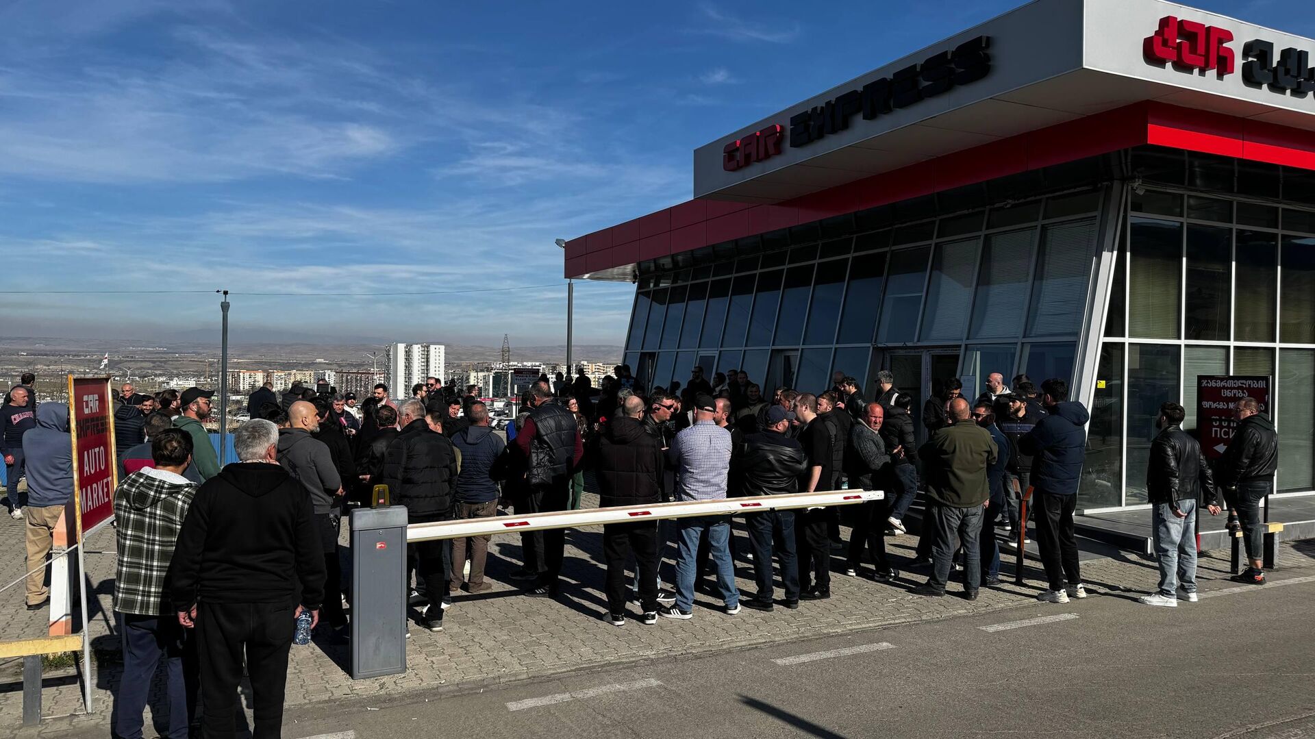 Акция протеста автоимпортеров у Руставского авторынка Акция протеста автоимпортеров у Руставского авторынка - Sputnik Грузия, 1920, 21.02.2026