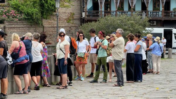 Рост туризма сделал профессию гида популярной в Грузии - видео - Sputnik Грузия