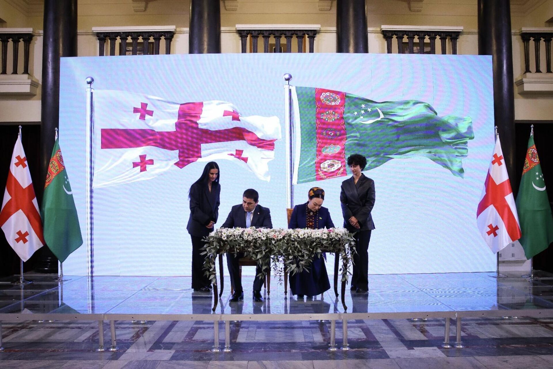 Шалва Папуашвили и председатель Меджлиса Дуньягозель Гюлманова - Sputnik Грузия, 1920, 23.02.2026