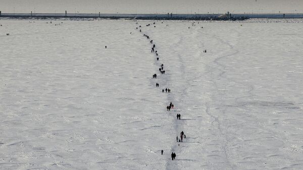 Люди на замерзшем Финском заливе в Санкт-Петербурге - Sputnik Грузия