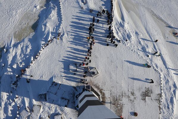 Посетители у маяка "Лесной Мол Створный Задний" на замерзшем финском заливе в Санкт-Петербурге.  - Sputnik Грузия