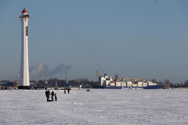 Маяк "Лесной Мол Створный Задний" на замерзшем финском заливе в Санкт-Петербурге.  - Sputnik Грузия