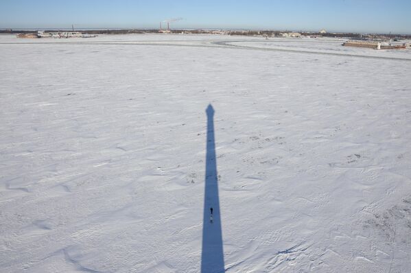 Тень от маяка "Лесной Мол Створный Задний" на замерзшем финском заливе в Санкт-Петербурге.  - Sputnik Грузия