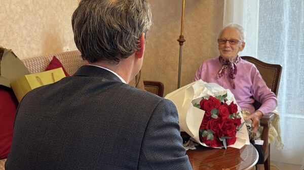 Глава Секции интересов России в Грузии Дмитрий Олисов поздравил ветерана ВОВ Лилию Зерекидзе со 100-летним юбилеем Глава Секции интересов России в Грузии Дмитрий Олисов поздравил ветерана ВОВ Лилию Зерекидзе со 100-летним юбилеем - Sputnik Грузия