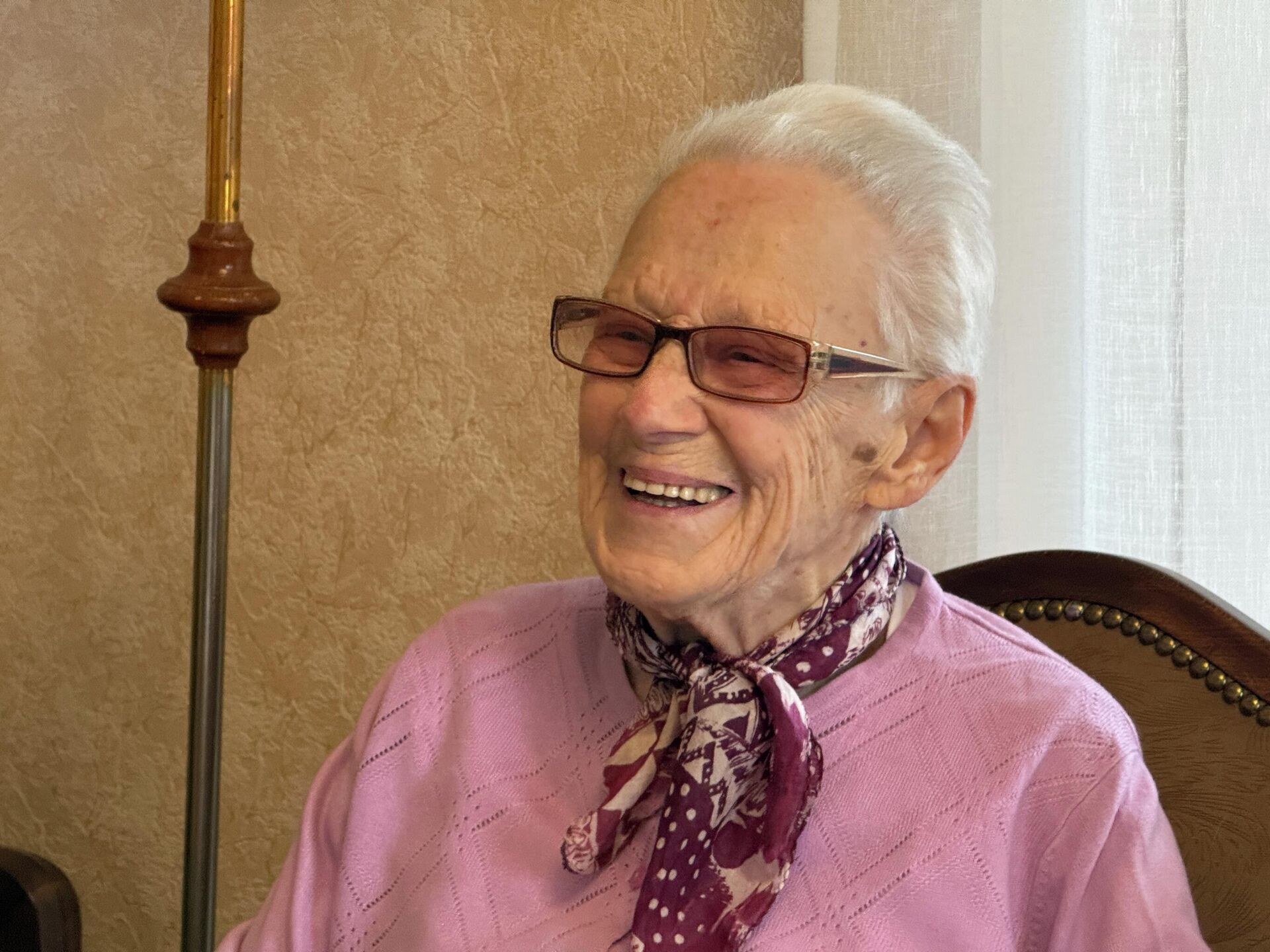 Глава Секции интересов России в Грузии Дмитрий Олисов поздравил ветерана ВОВ Лилию Зерекидзе со 100-летним юбилеем - Sputnik Грузия, 1920, 28.02.2026