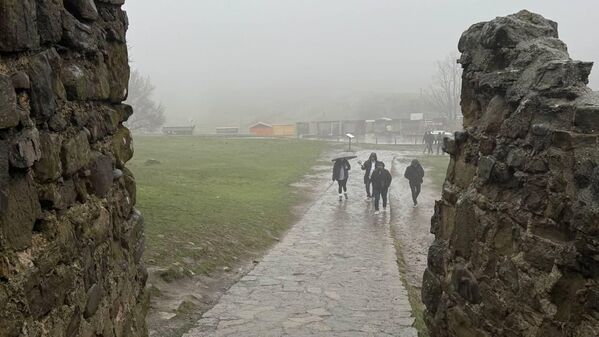 Но тем, кто решился в плохую погоду приехать к древнему храму, повезло.  - Sputnik Грузия