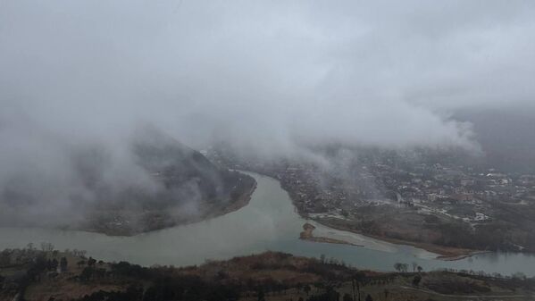 Сильный туман создал неповторимую атмосферу, которую могли увидеть туристы со смотровой площадки у монастыря Джвари.  - Sputnik Грузия