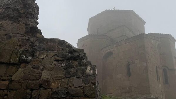  ასეთ ამინდში ჯვრის მონასტერთან ტურისტების სიმცირე იყო. - Sputnik საქართველო