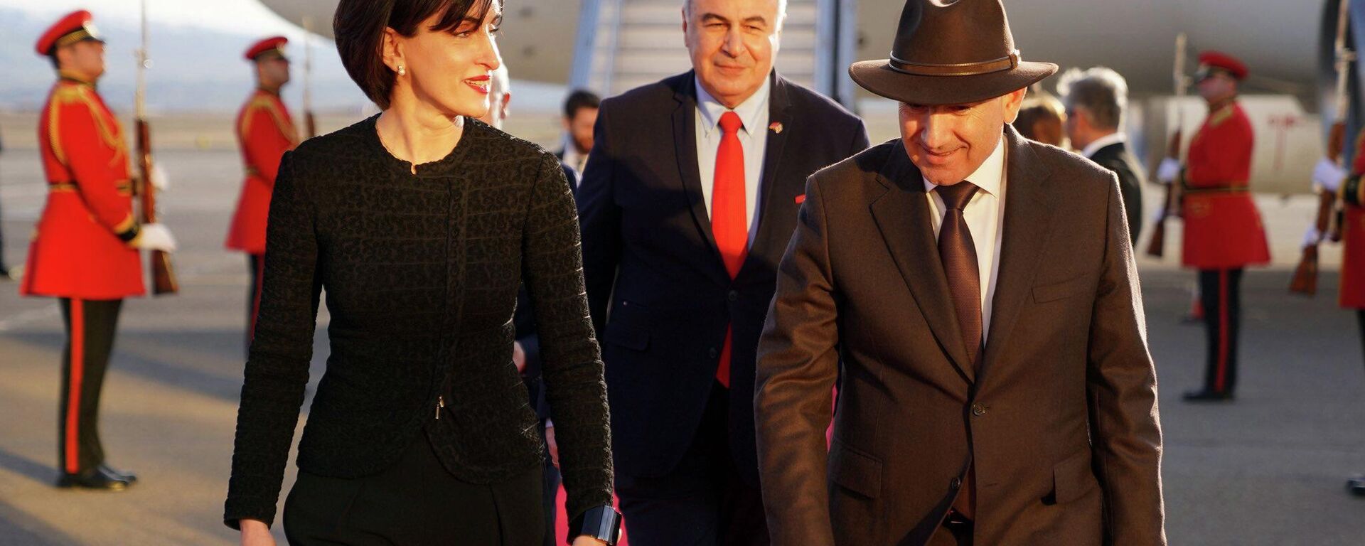 Глава МИД Грузии Мака Бочоришвили, посол Грузии в Армении Георгий Шарвашидзе и премьер-министр Армении Никол Пашинян, 3 марта 2026г.  - Sputnik Грузия, 1920, 04.03.2026