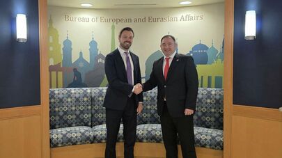 Глава парламентской делегации Грузии Николоз Самхарадзе и директор Бюро по делам Европы и Евразии Госдепартамента США Брендан Ханрахан, 3 марта 2026г.