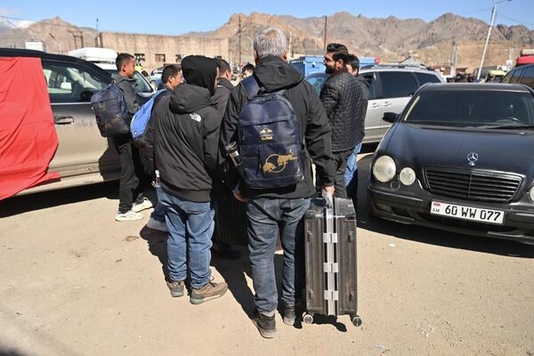 Люди с багажом пересекают армяно-иранскую границу - Sputnik Грузия