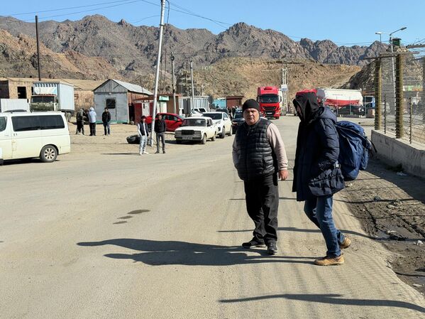 Граждане России, работающие на нефтебазе в Иране, на КПП в Мегри  - Sputnik Грузия