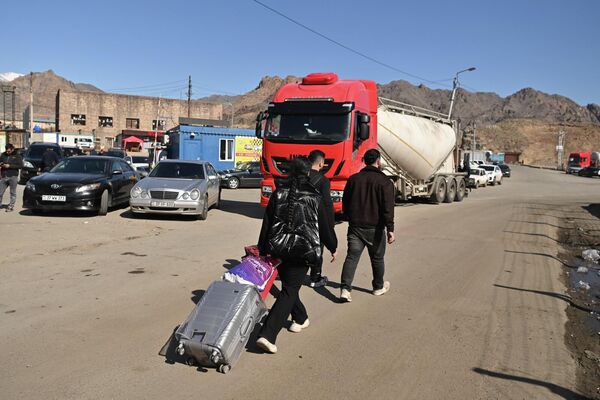 Граждане разных стран, работающие в Иране, на КПП в Мегри - Sputnik Грузия