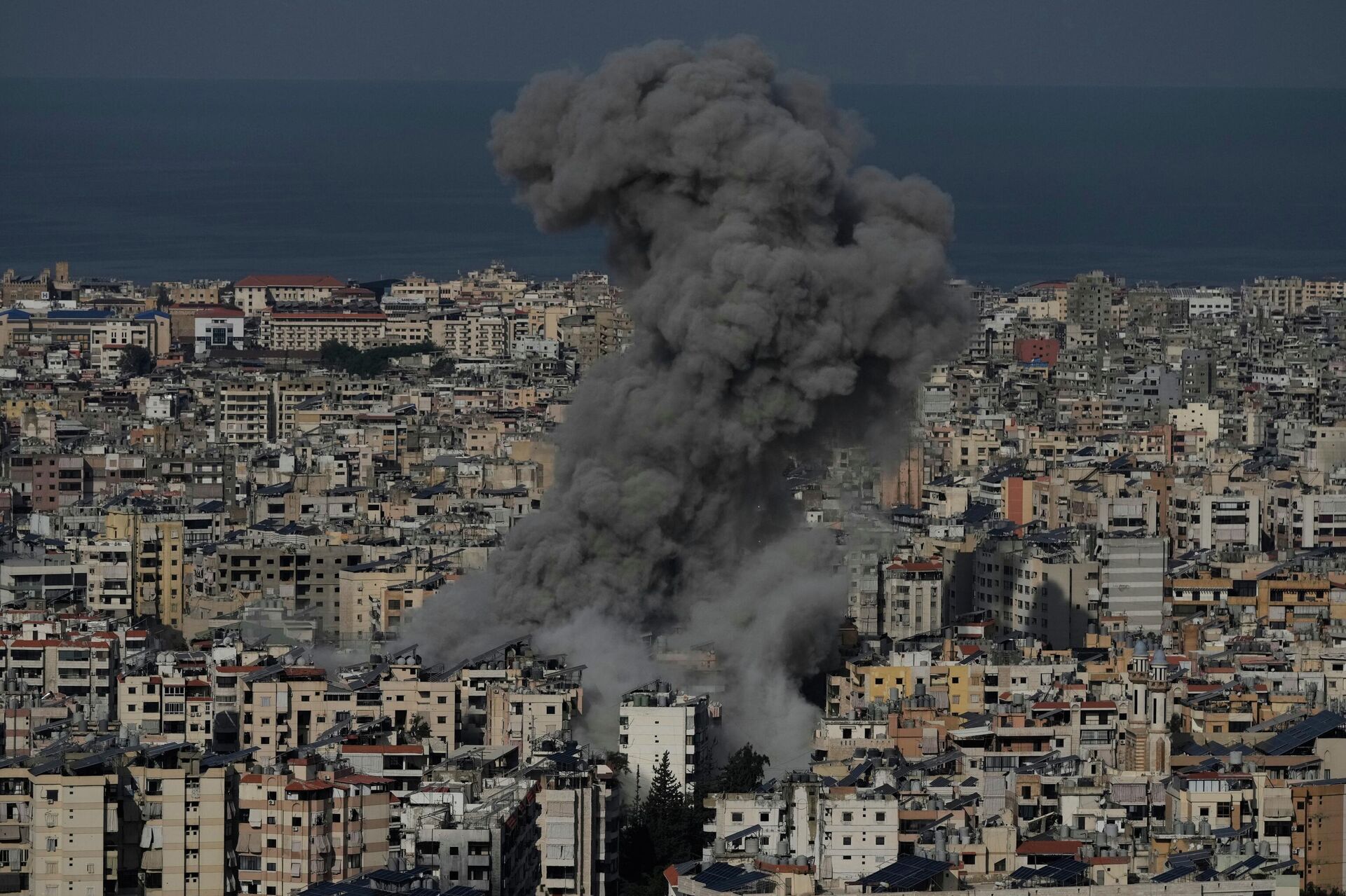 Дым поднимается после израильского авиаудара в Дахие, южном пригороде Бейрута, Ливан - Sputnik Грузия, 1920, 07.03.2026