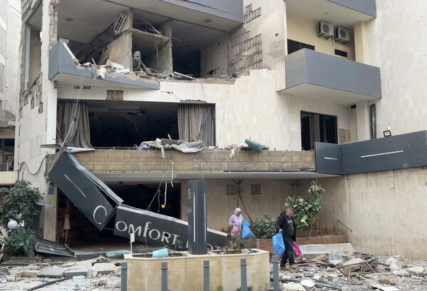 ბეირუთის აღმოსავლეთით ისრაელის საჰაერო იერიშის შედეგად დანგრეული სასტუმროს მობინადრეები შენობას ტოვებენ. - Sputnik საქართველო