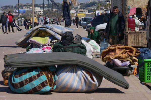 სამხრეთ ლიბანში ისრაელის საჰაერო დარტყმების შედეგად დაზარალებული რაიონებიდან გამოქცეული ლტოლვილები საპორტო ქალაქ სიდონში. - Sputnik საქართველო