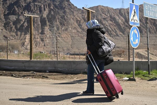 ადამიანები სომხეთ-ირანის საზღვარს კვეთენ. - Sputnik საქართველო