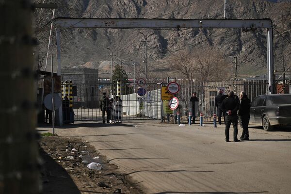 რუსეთის მოქალაქები, რომლებიც ირანში, ნავთობბაზაზე მუშაობდნენ ,, საკონტროლი-გამშვებ პუნქტ „მეგრის" ტერიტორიაზე. - Sputnik საქართველო