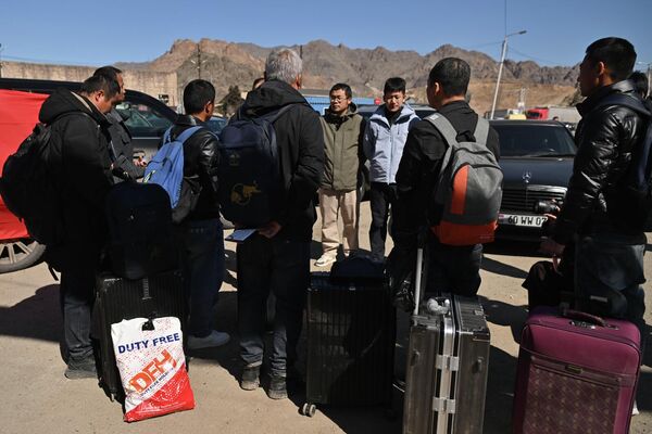 „მეგრის" ტერიტორიაზე მოქალაქეების რიგები დგას. - Sputnik საქართველო