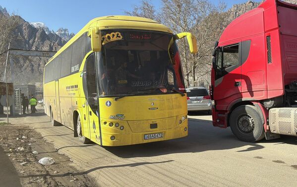 სასაზღვრო პუნქტთან  ავტობუსები მგზავრებს ელოდებიან. - Sputnik საქართველო