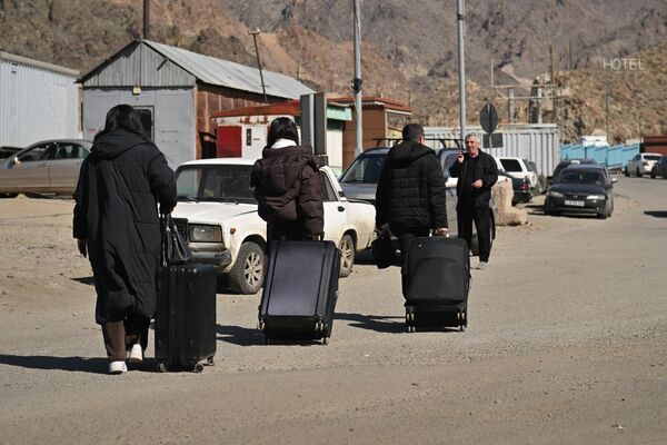 სხვადასხვა ქვეყნების მოქალაქეები, რომლებიც ირანში იყვნენ დასაქმებული, „მეგრის" გავლით ქვეყანას ტოვებენ. - Sputnik საქართველო